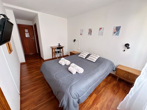 Chambre de base double ou avec lits jumeaux, 1 chambre | Bureau, espace de travail pour ordinateurs portables