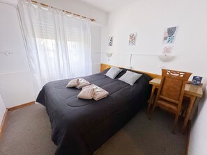 Chambre simple de base | Bureau, espace de travail pour ordinateurs portables