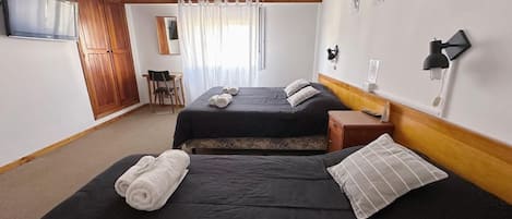 Quarto triplo básico | Escrivaninha, espaço de trabalho para notebook, Wi-Fi de cortesia