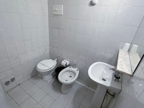 Habitación cuádruple básica | Baño | Regadera, toallas, jabón, shampoo 