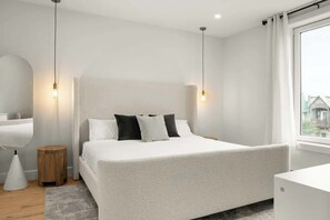 5 bedrooms, desk, iron/ironing board, travel cot