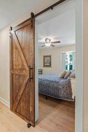 2 bedrooms, desk, iron/ironing board, free WiFi - Peaceful 2-Bedroom Family Cabin-Scenic Views & Great Amenities-Sleeps 6 (Linn Valley)