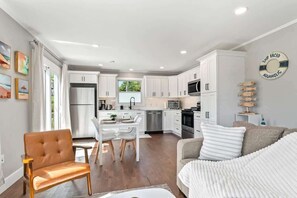 Smart TV, fireplace - Waterfront Cottage with Beach Access & Views! (Stratford)