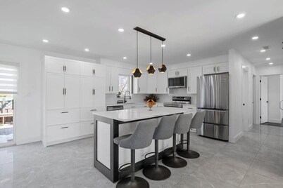 Family Retreat  – King Bed, Jacuzzi & Big Backyard