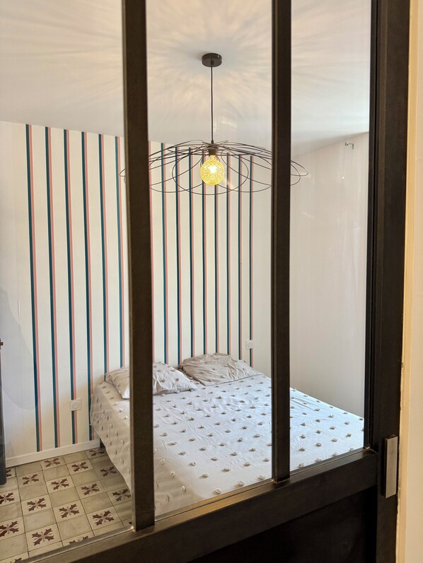 3 slaapkamers, een strijkplank/strijkijzer, gratis wifi, beddengoed