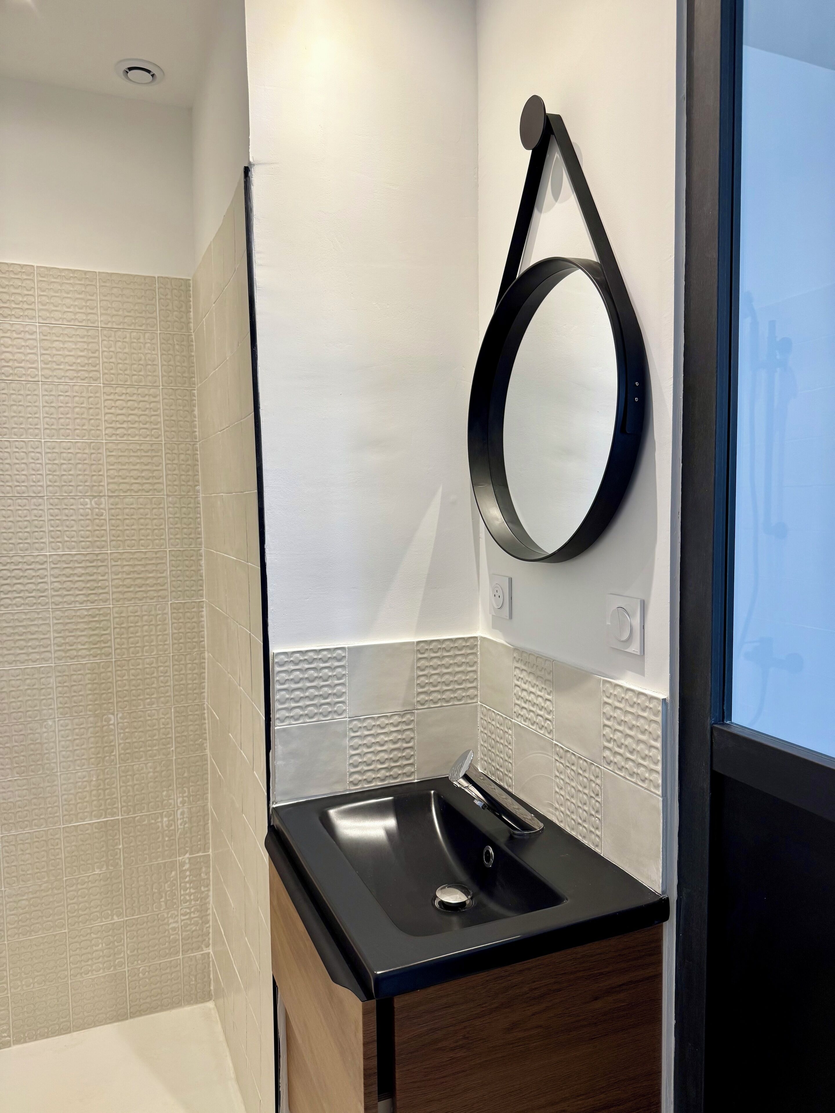 Shower, jetted tub, hair dryer, towels