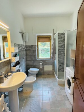 Dusche, Haartrockner, Bidet, Handtücher