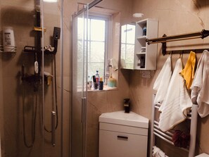 Shower, hair dryer, towels, soap - London Central 4Bed House with Garden (London)