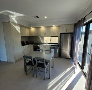 Private kitchen - New charming home in Yanchep 5 minutes walk to the beach (Yanchep)