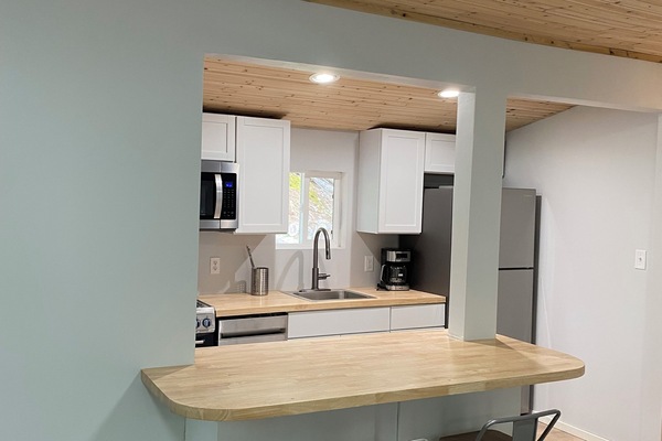 Mikrobølgeovn, ovn, kokeplater og oppvaskmaskin