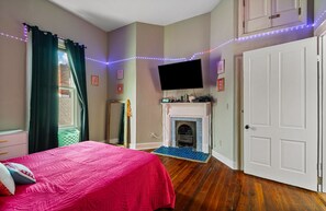 2 chambres, bureau, fer et planche à repasser, lit parapluie