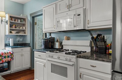 Bold & Beautiful Stays Downtown Historic Home near Ft Benning/Moore & Hospitals