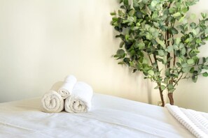 2 bedrooms, iron/ironing board, free WiFi, bed sheets
