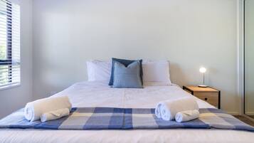 3 bedrooms, desk, iron/ironing board, free WiFi