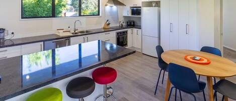 ثلاجة، ميكروويف، فرن، موقد طهي مسطح