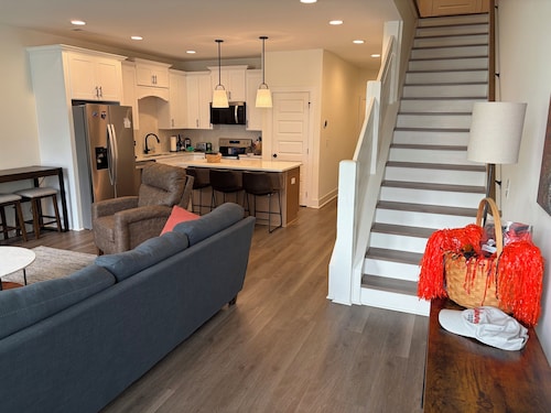 Auburn Getaway Home- Close to Campus!  Sleeps 8, Family-Friendly.