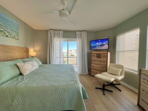 4 bedrooms, desk, travel cot, free WiFi - Brim of Beachfront Fenced Ocean View 2 Kings, 1 Queen & 4 Twin  (North Topsail Beach)