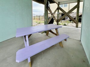 Outdoor dining - Brim of Beachfront Fenced Ocean View 2 Kings, 1 Queen & 4 Twin  (North Topsail Beach)
