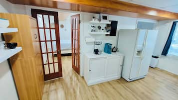 1 habitación, escritorio, tabla de planchar con plancha y wifi