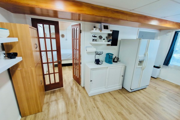 1 dormitori, escriptori, planxa i posts de planxar i wifi