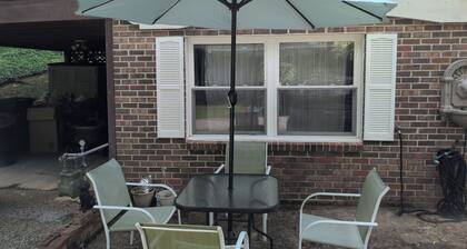 Charming 1-bedroom apartment in peaceful Dayton with WiFi, AC.