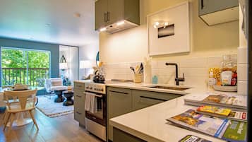 Fridge, oven, stovetop, dishwasher