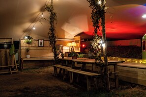 Cabaña | Restaurante al aire libre