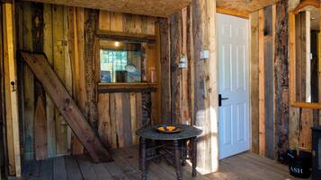 Cabin | Bahagian dalam