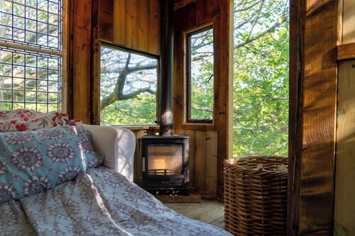 Treehouse Cabin Wilderness Escape