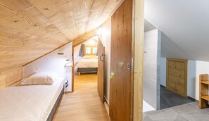 6 bedrooms, iron/ironing board, free WiFi