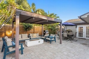 Outdoor dining - 🏝 4BR Tropical Oasis w/ Heated Pool + Game Room + 10 Min to Anna Maria and IMG (Bradenton)