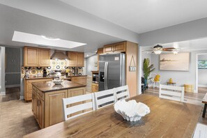 Fridge, microwave, oven, stovetop - 🏝 4BR Tropical Oasis w/ Heated Pool + Game Room + 10 Min to Anna Maria and IMG (Bradenton)