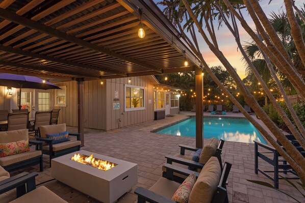 Outdoor pool, a heated pool - 🏝 4BR Tropical Oasis w/ Heated Pool + Game Room + 10 Min to Anna Maria and IMG (Bradenton)