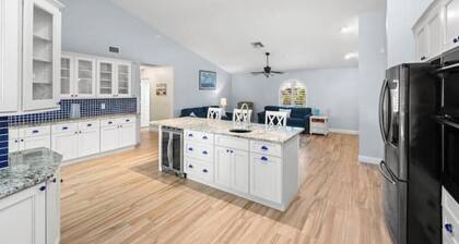 Stylish Poolside Haven in Wellington near WEF