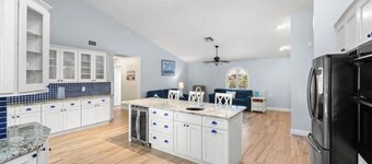Stylish Poolside Haven in Wellington near WEF