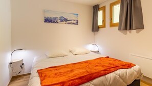 3 bedrooms, iron/ironing board, travel cot, free WiFi