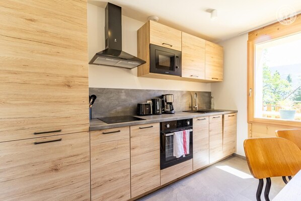 Kühlschrank, Mikrowelle, Ofen, Herdplatte