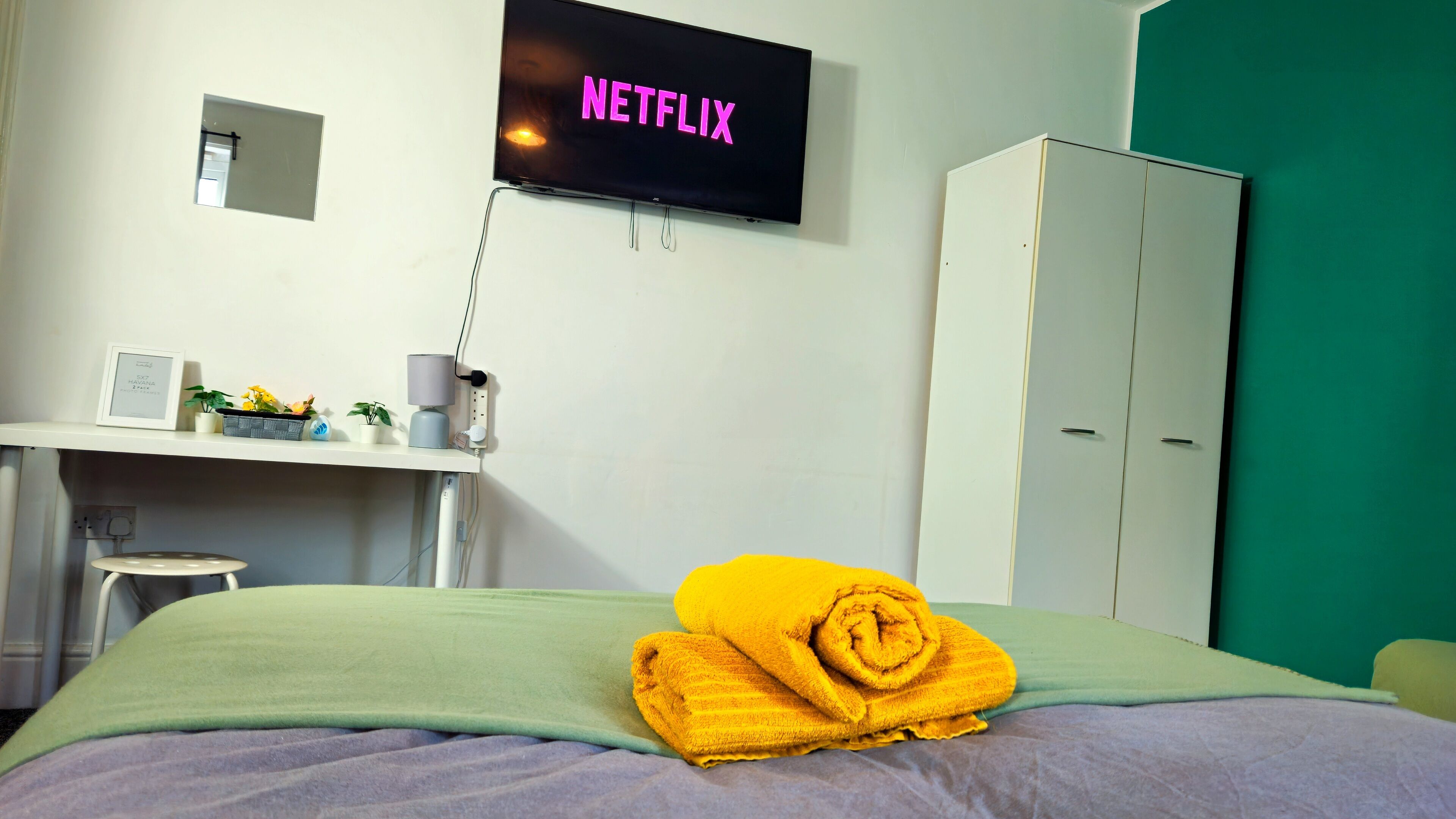 3 bedrooms, iron/ironing board, WiFi, bed sheets