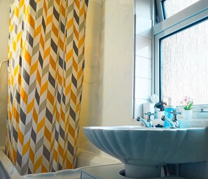 Haartrockner, Handtücher, Seife, Toilettenpapier