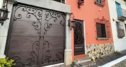 Charming 3-bedroom house in amazing San Miguel Dueñas with WiFi