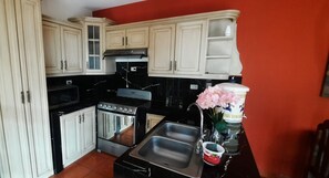 Microwave, oven, stovetop - Charming 3-bedroom house in amazing San Miguel Dueñas with WiFi (San Miguel Dueñas)