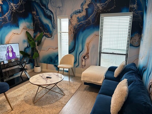 TV - Lightning Luxe Retreat (Des Moines)