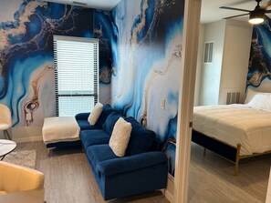 1 bedroom, WiFi - Lightning Luxe Retreat (Des Moines)