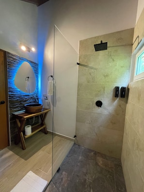 Dusche, Handtücher, Seife, Toilettenpapier