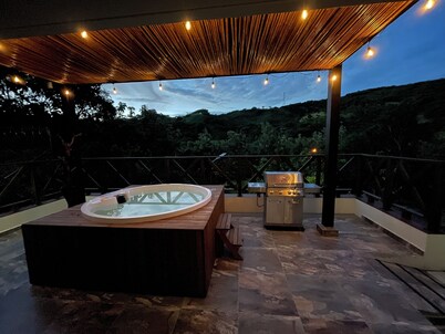 Tropical Paradise, Deluxe duplex cabin nestled in the majesty of the mountains