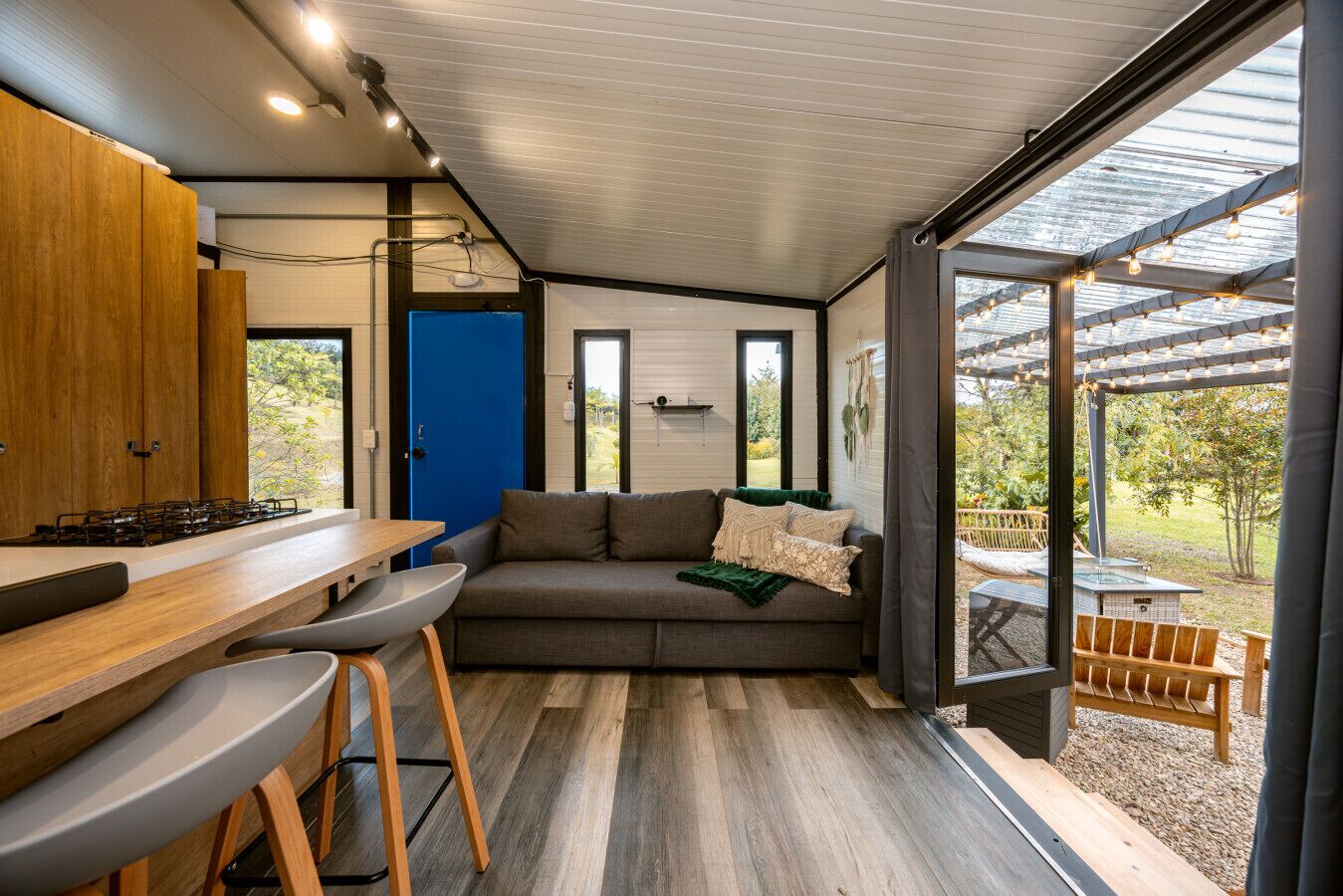 Una televisión, un reproductor estéreo