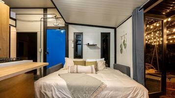 1 bedroom, desk, WiFi