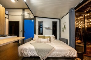 1 bedroom, desk, WiFi