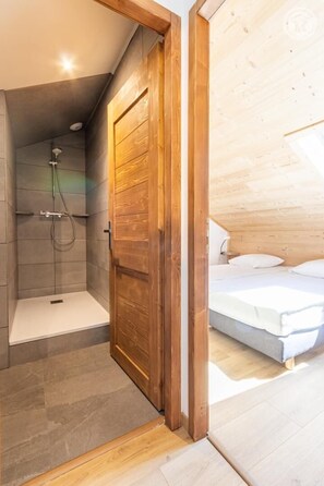 2 bedrooms, iron/ironing board, travel crib, free WiFi