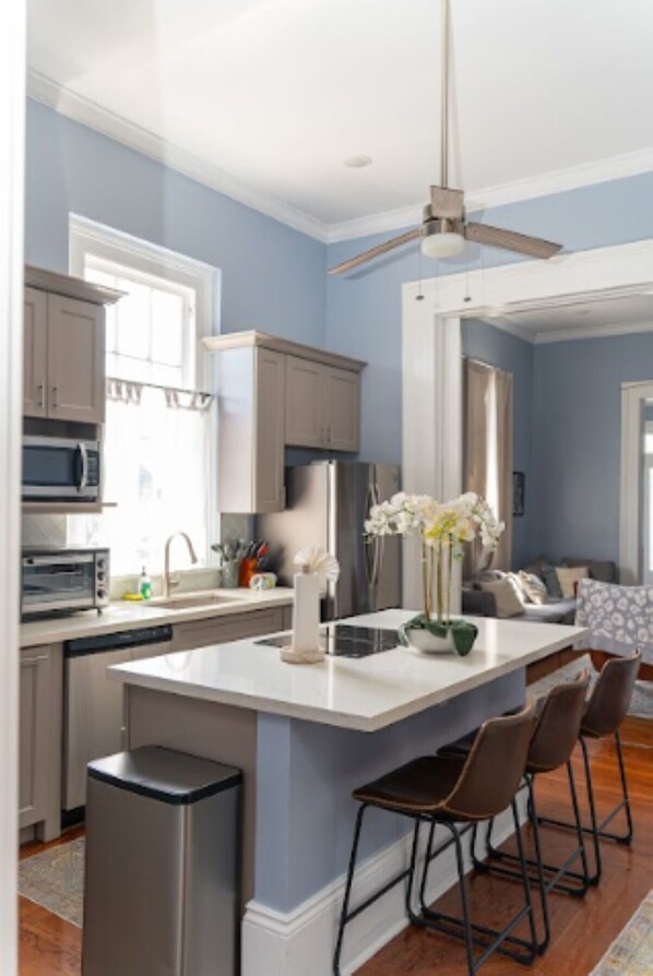 Fridge, microwave, oven, stovetop - Historic Music St Home - Large Groups •5BR•3.5BA (New Orleans)